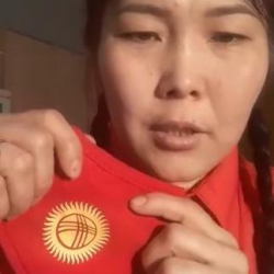 ВИДЕО - Кыргыздын желеги түшүрүлгөн бет капты көрсөткөн кыз 