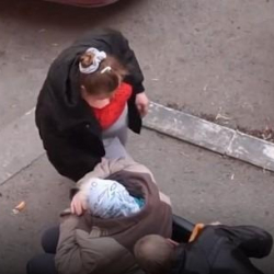 ВИДЕО- Россияда майыптар арабасында олтурган кемпирди жубайлар сабап салышты