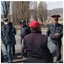 Блокпостто милиция кызматкери менен чырдаша кеткен тургундун окуясы боюнча комендантура билдирүү таратты