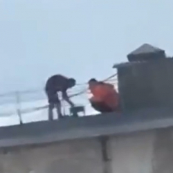 ВИДЕО-Көп кабаттуу үйдүн чатырында шашлык бышырып жаткан түгөйлөр катуу талкууга түштү