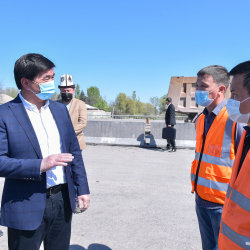 Мухаммедкалый Абылгазиев Бишкек – Кара-Балта автожолунун курулушу менен таанышты