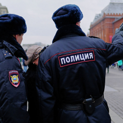 Полиция баласын терезеден ыргытып жиберген аялды издеп жатат