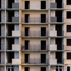 Жалал-Абадда жарааты бар аялдын жансыз денеси көп кабатуу үйдөн табылды