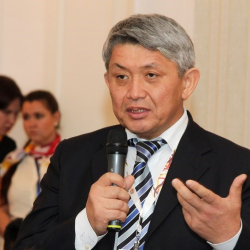 Эрнест Карыбеков: “Кыргызстан экономикалык түзүлүшүн жаңы моделге өткөрмөйүнчө доллар өсө берет”