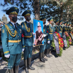 Мирлан Самыйкожо Э.Иманалиевдин өлүмү тууралуу айтылган кептерди калпка чыгарып, айрымдарын уят кылды
