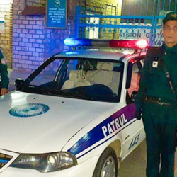 Патрулдук унаада кызматкерлер кош бойлуу келиндин төрөтүн кабыл алышты