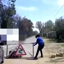 ВИДЕО-Постто айдоочу аял бетон тосмону талкалап туруп өтүп кетти