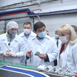 Абылгазиев Токмок шаарындагы сүт азыктарын кайра иштетүүчү заводго барды