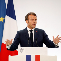 Макрон хочет досрочного завершения сезона в футбольных Топ-лигах Европы