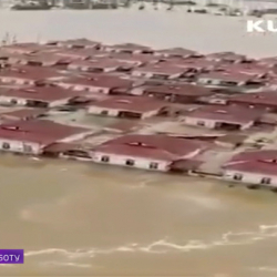 ВИДЕО - Прорыв дамбы в Узбекистане: стихия застала людей дома