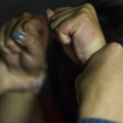 Нарында тапанча такап, сабалган келиндин башына операция жасалды