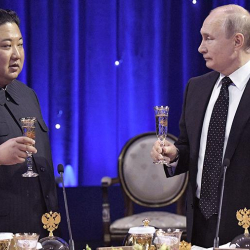Россия Ким Чен Ынга Жеңиштин мааракесине арналган медаль тапшырды
