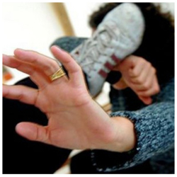 Чүйдө киши кошуна аялды баласынын көзүнчө сабап салган