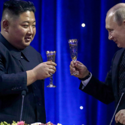 СҮРӨТ- Россия Ким Чен Ынды медаль менен сыйлады