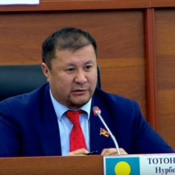 Жогорку Кеңештин депутаты Нурбек Тотонов 