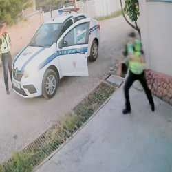 ВИДЕО- Бишкекте иттен качкан милиция кызматкерлеринин видеосу тарап, окуянын чоо-жайы такталды