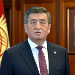 Сооронбай Жээнбеков кыргызстандыктарды Орозо айт майрамы менен куттуктады