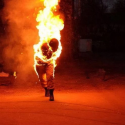 Жалал-Абадда сүйгөнүнө жетпегенине ызаланган жаш жигит өзүнө өрт койду