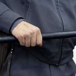 ВИДЕО- Россияда кыргыз жаранын полиция кызматкерлери сабашты