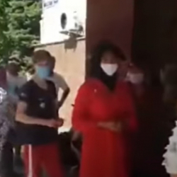 Видео-Ак-Ордо жаңы конушунун жашоочулары өкмөт үйүнүн алдына митингге чыгышты