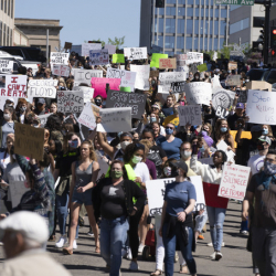 Нью-Йорктун мэри нааразычылык акциясына катышкандарды коронавируска тест тапшырууга чакырды