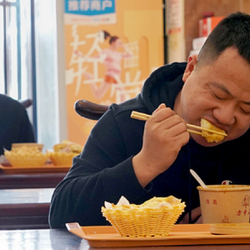 Кытай бийлиги элине шоппинг  кылуу жана ресторандарга баруу үчүн акча таратат