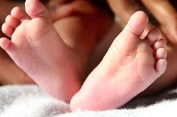 ВИДЕО - 1 жаштагы наристени бала бакчанын ээси жаздык менен тумчуктуруп өлтүрүп алган