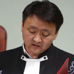 Кыргызстандыктар 13 жаштагы кызды зордуктаган жигитти актап жиберген судьянын кызматтан кетүүсүн талап кылышууда