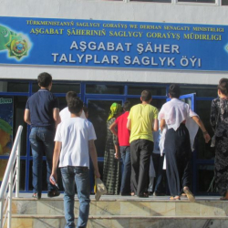 COVID-19: Түркмөнстанда мамлекеттик кызматкерлер жапырт медициналык текшерүүдөн өткөрүлүүдө