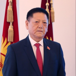 Чачын карага боёткон депутат эми жүзүнө пластикалык операция кылдырсын...