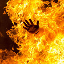 Мончого жашынып, өзүнө өрт койгон аял көз жумду