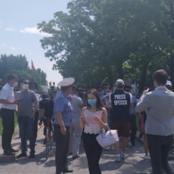 ЧУКУЛ КАБАР. Ак үйдүн алдына эл чогулуп, митинг болуп жатат