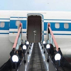 Аэропортто турист аял учактан түшүп баратып жерге кулап кетип каза болду