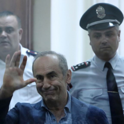 Армениянын экс-президенти Роберт Кочарян күрөөгө бошотулду