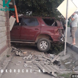 ВИДЕО - Бишкекте унаалар кагышып, бири дубалды сүзүп, короого кирип кетти