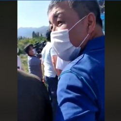 ВИДЕО – “Атамбаев менен Отунбаевага рахмат айт”. Таластыктар Рыскелди Момбековду жеп сала жаздашты