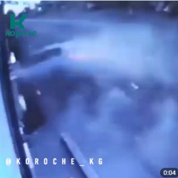 ВИДЕО - Жалал-Абадда чагылгандай тездик менен келген жол тандабас кафени талкалап, кайра тоголонуп сыртка чыгып кеткен