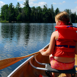 Экс-депутат кайык менен сүзүп бара жаткан үй-бүлөгө ок чыгарган