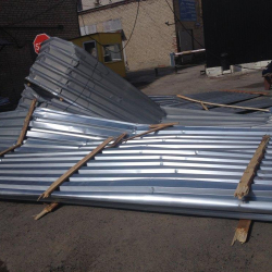 Жалал-Абадда шамалдан мектептин, турак үйлөрдүн чатырлары учуп кетти