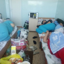 Күндүн сүрөтү: Дарыгерлер бир керебетте экиден уктоого аргасыз болушууда