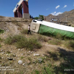 СҮРӨТ - Бишкек-Ош унаа жолунда оор жүк ташуучу унаа оодарылып кетти
