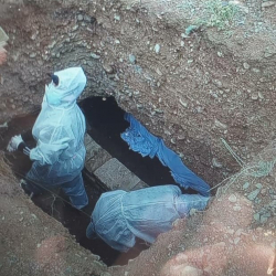 ВИДЕО - Нарында коронавирустан каза болгон маркумдардын сөөктөрү бир көргө коюлууда