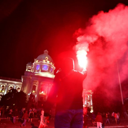 Белградда карантинге каршы чыккандар президенттин кетишин талап кылышты