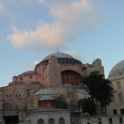 Стамбулдагы атактуу Айя-София музейи мечит катары элге ачылат