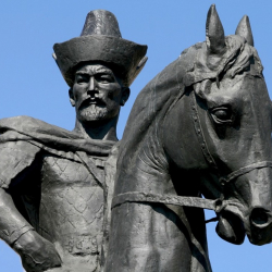 Кенесарынын эстелигин Бишкекке тургузуп, казактардан кечирим сурайлы деген тарыхчыга Чоротегин катуу жооп берди