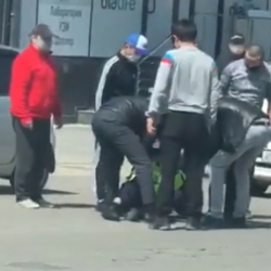 ВИДЕО - Бишкекте Милициянын кайгуул кызматынын кызматкерин унаа менен сүзүп кетти