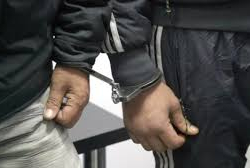 Ошто жолдошу аялынын жашыруун телефонун таап алып, анын ойношу деп шектелген жигитти байлап, сабаган