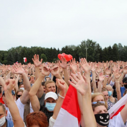 Белоруссияда оппозициялык талапкерди колдоп миңдеген адамдар митингге чыкты
