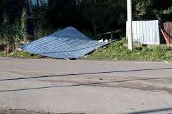 Чүйдө катуу шамалдын кесепетинен турак үйлөрдүн  чатырлары учуп кетти