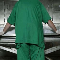 Тургундар моргдо өлүктү сойбоо үчүн ачык эле акча талап кылышканын айтышты